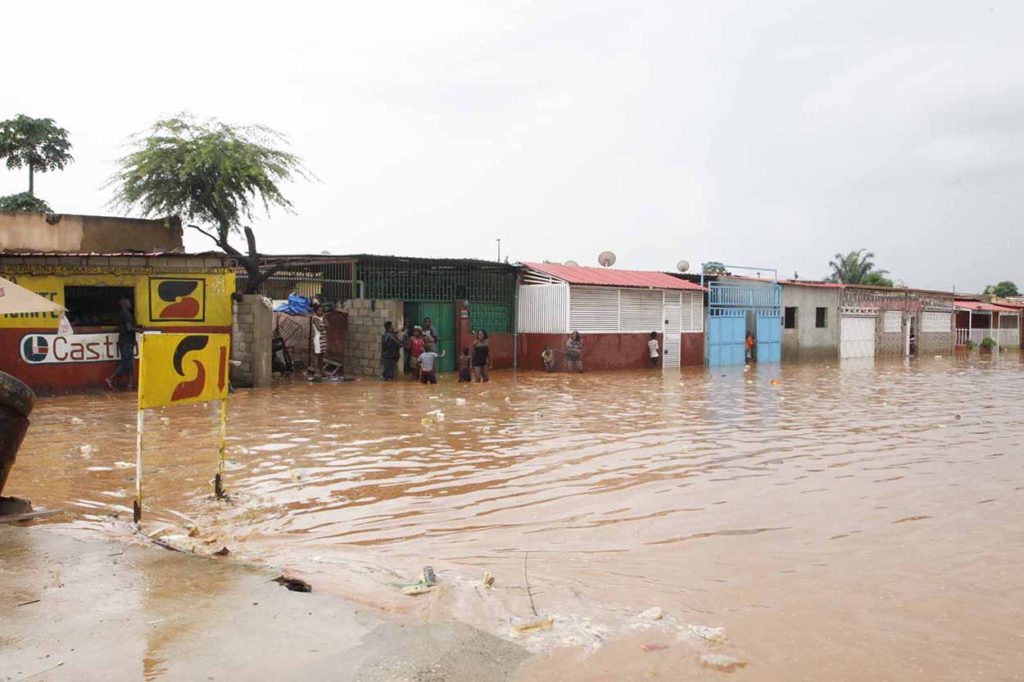 Casas inundadas no Kicolo