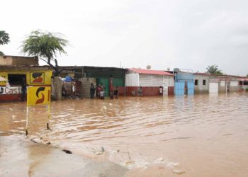 Casas inundadas no Kicolo