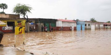 Casas inundadas no Kicolo