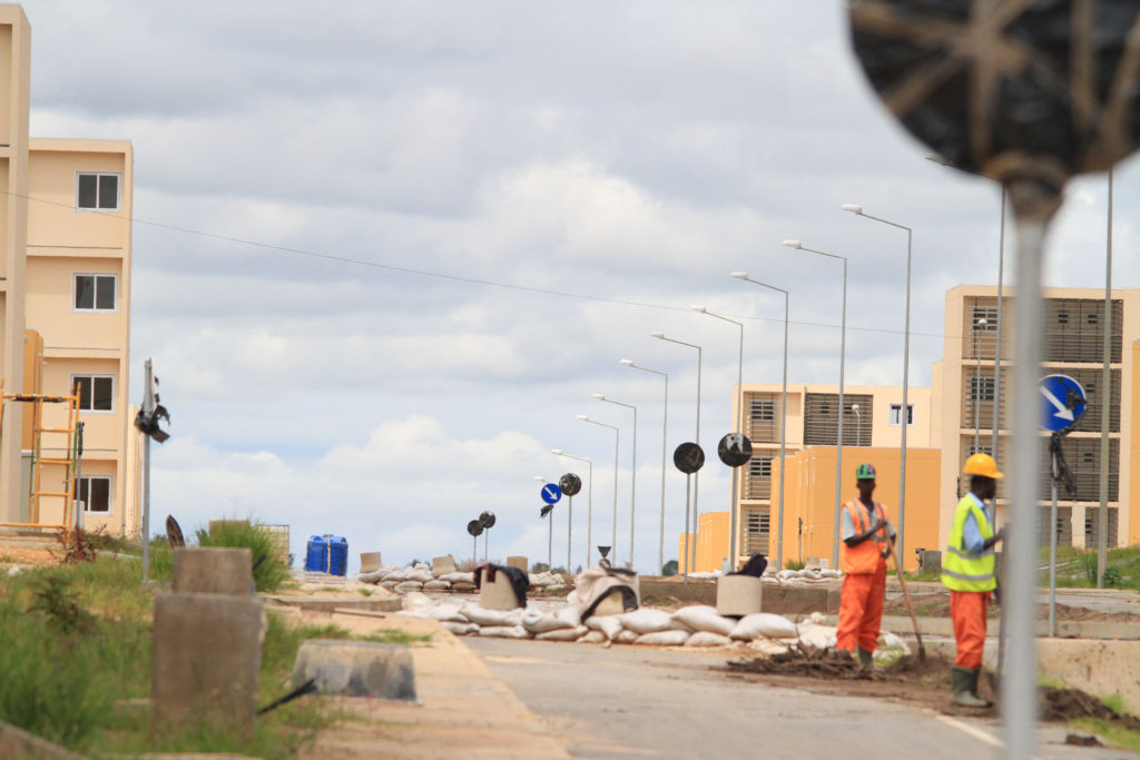 As promotoras imobiliárias fizeram o investimento em divisas e querem recuperar o valor aplicado, mesmo que o mercado esteja em baixa.