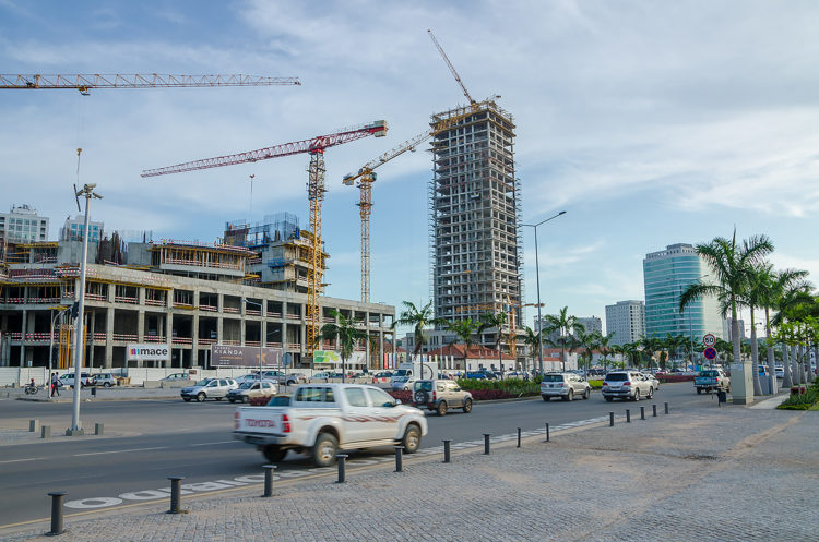 Construção de edifícios modernos em Luanda que obedeceram ao planeamento urbanístico