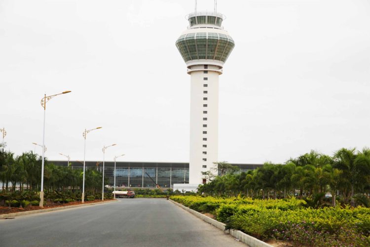 A torre de controlo de tráfego aéreo do Novo Aeroporto Internacional de Luanda