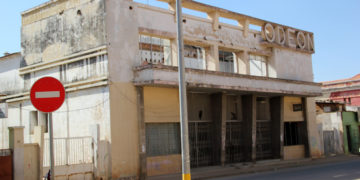 Edifício do antigo Cine Odeón, na cidade do Lubango (Foto Angop / Manuel Fernandes)