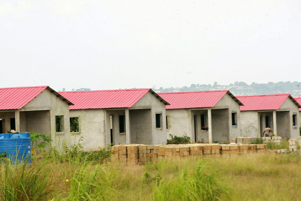 Casas de autoconstrução dirigida na província de Cabinda (Foto de Rafael Tati / JAIMAGENS)