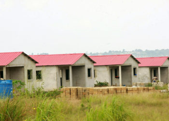 Casas de autoconstrução dirigida na província de Cabinda (Foto de Rafael Tati / JAIMAGENS)