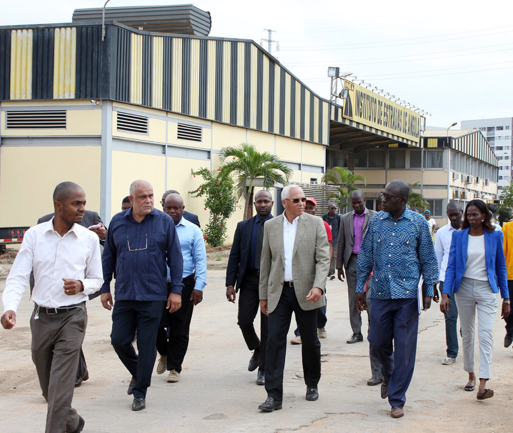 A 29 de Maio deste ano o Ministro da Construção e Obras Públicas visitou o INEA (Foto Agostinho Narciso / JAIMAGENS)