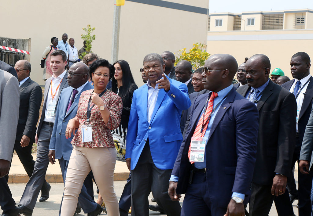 Presidente da República, João Lourenço, é acompanhado pela Ministra do Ordenamento do Território e Habitação, Ana Paula de Carvalho, durante a inauguração da Centralidade de Quilumosso (Foto José Soares / JAIMAGENS)