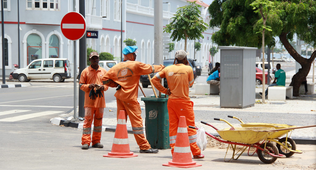 Deficiente recolha e gestão do lixo e dos resíduos sólidos é frequente nas cidades angolanas (Foto de Vigas da Purificação / JAIMAGENS)