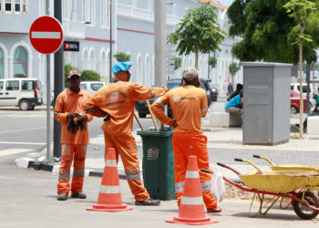 Deficiente recolha e gestão do lixo e dos resíduos sólidos é frequente nas cidades angolanas (Foto de Vigas da Purificação / JAIMAGENS)