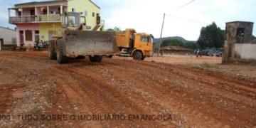 Aspecto do início dos trabalhos de requalificação urbana da comuna de Kibaxe (Foto Adão João Pedro / Angop)