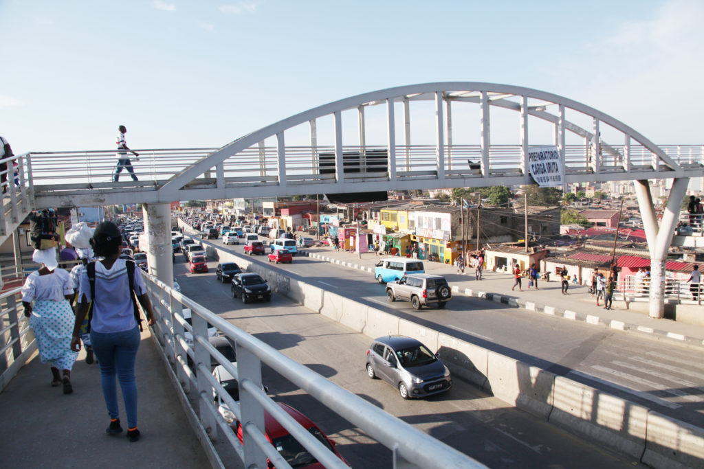 Avenida do Distrito Urbano da Maianga, no Município de Luanda