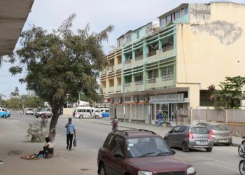 Rua da cidade de Benguela, vendo-se construções ilegais feitas por cima do terraço de um prédio