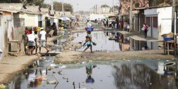 O intermitente Rio Kambambe atravessa a cidade de Luanda e na época das chuvas alaga muitas zonas habitadas