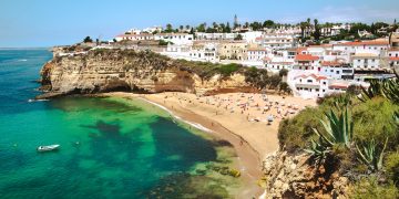 As novas agências vão dar resposta à crescente procura de propriedades na região do Algarve (Jo Kassis / Pexels)