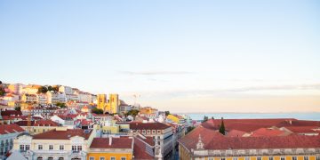 Telhados de um bairro residencial de Lisboa (Foto de Ryutaro Tsukata/Pexels)