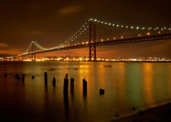 Ponte 25 de Abril durante noite (Foto Pexels)