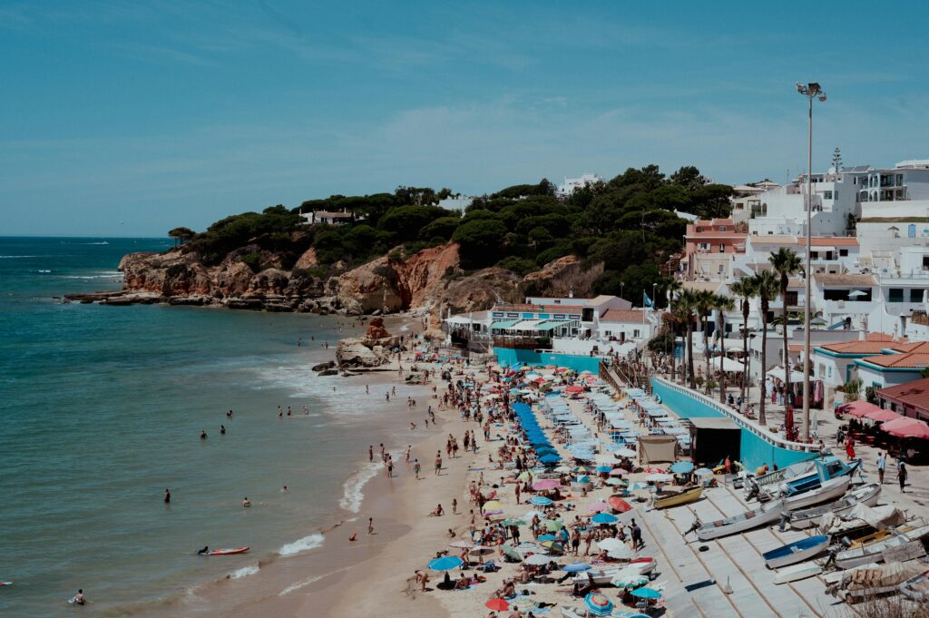 Albufeira foi outrora uma pitoresca aldeia de pescadores (Foto de Vera/Pexels)