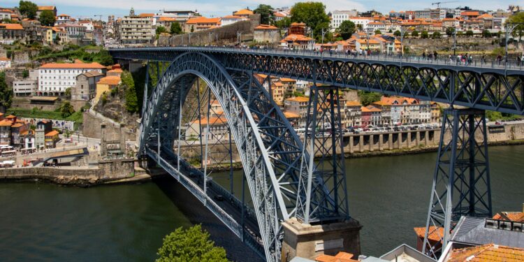 Investimento imobiliário estrangeiro representa cerca de 51% das transações efetuadas no Porto (Foto de Magda Ehlers/Pexels)