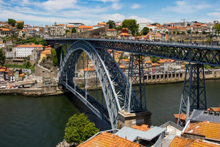 Investimento imobiliário estrangeiro representa cerca de 51% das transações efetuadas no Porto (Foto de Magda Ehlers/Pexels)