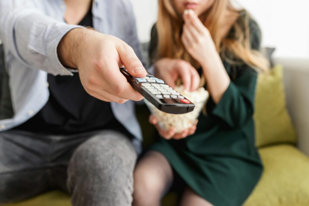 Foto de JESHOOTS.com: https://www.pexels.com/pt-br/foto/homem-segurando-o-controle-remoto-1040160/