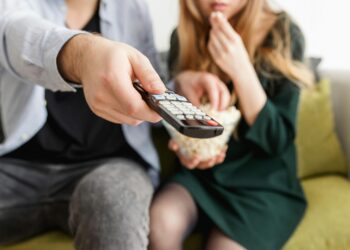 Foto de JESHOOTS.com: https://www.pexels.com/pt-br/foto/homem-segurando-o-controle-remoto-1040160/