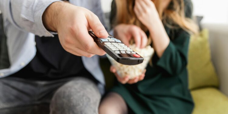 Foto de JESHOOTS.com: https://www.pexels.com/pt-br/foto/homem-segurando-o-controle-remoto-1040160/