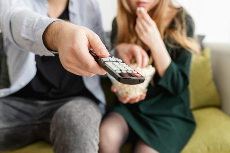 Foto de JESHOOTS.com: https://www.pexels.com/pt-br/foto/homem-segurando-o-controle-remoto-1040160/