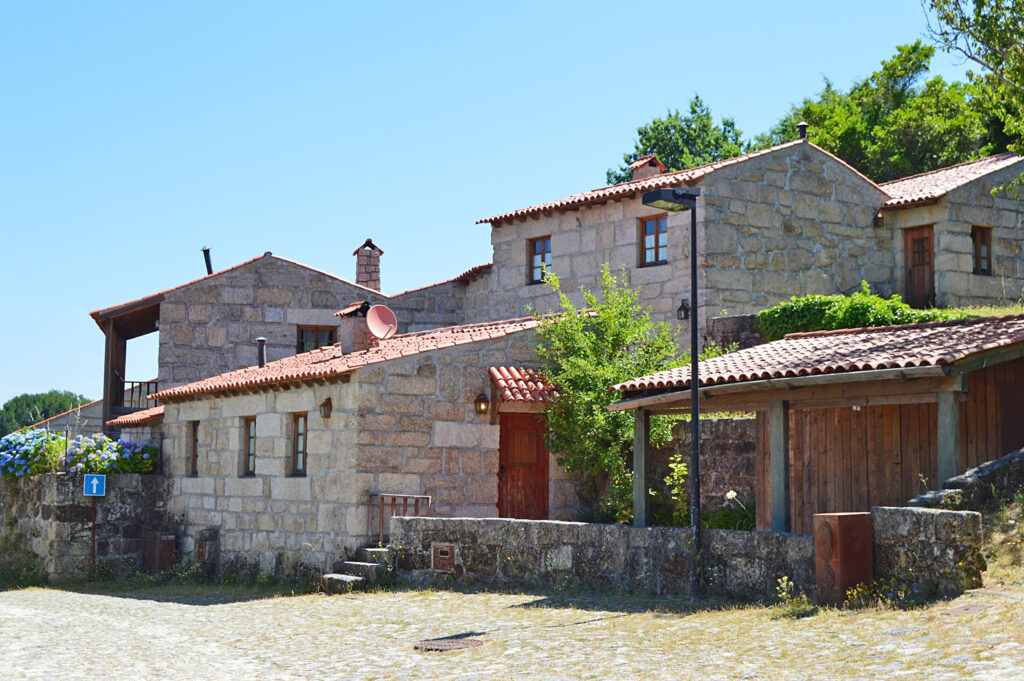 O casario tradicional mantém a traça original e a aldeia conta com capela, restaurante, estacionamento, zonas comuns e espaços exteriores ajardinados (Foto Leilosoc)