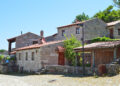 O casario tradicional mantém a traça original e a aldeia conta com capela, restaurante, estacionamento, zonas comuns e espaços exteriores ajardinados (Foto Leilosoc)