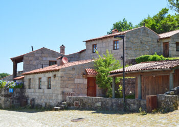 O casario tradicional mantém a traça original e a aldeia conta com capela, restaurante, estacionamento, zonas comuns e espaços exteriores ajardinados (Foto Leilosoc)
