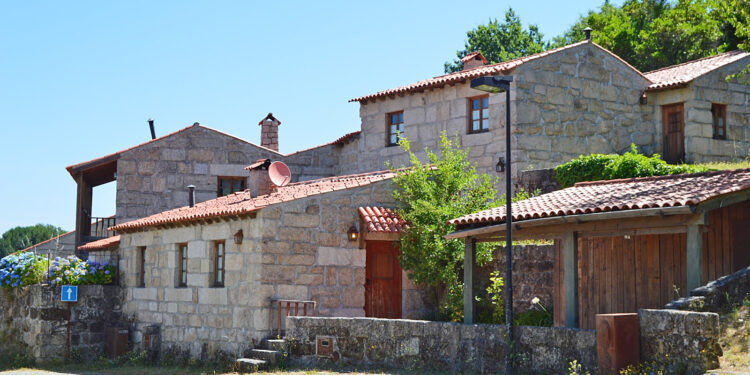 O casario tradicional mantém a traça original e a aldeia conta com capela, restaurante, estacionamento, zonas comuns e espaços exteriores ajardinados (Foto Leilosoc)