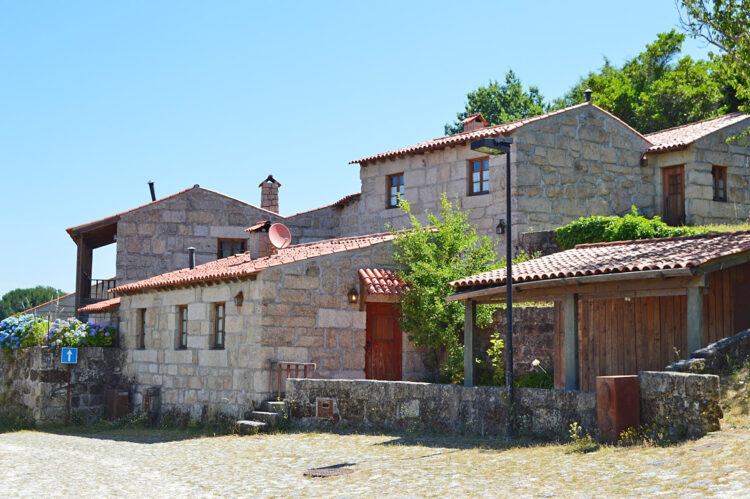 O casario tradicional mantém a traça original e a aldeia conta com capela, restaurante, estacionamento, zonas comuns e espaços exteriores ajardinados (Foto Leilosoc)
